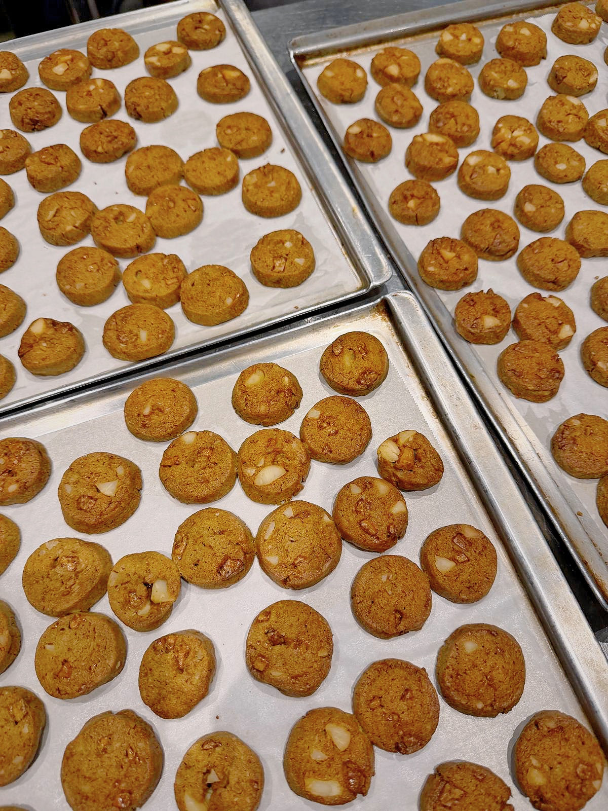Salted Caramel Macadamia Crunchy Cookie